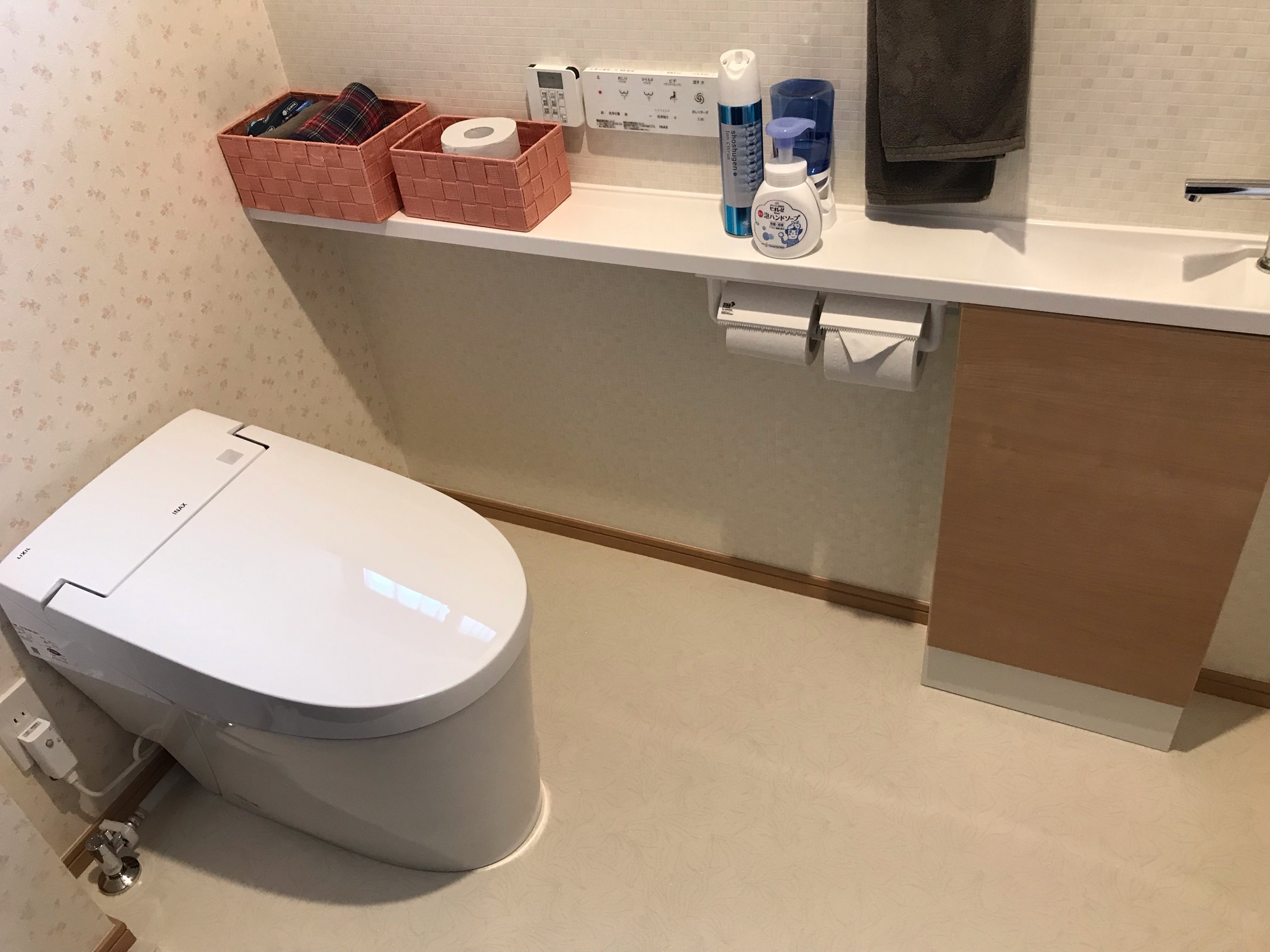 手洗いカウンター付きのトイレへ一新🚽😊壁も床も綺麗に張替え✨