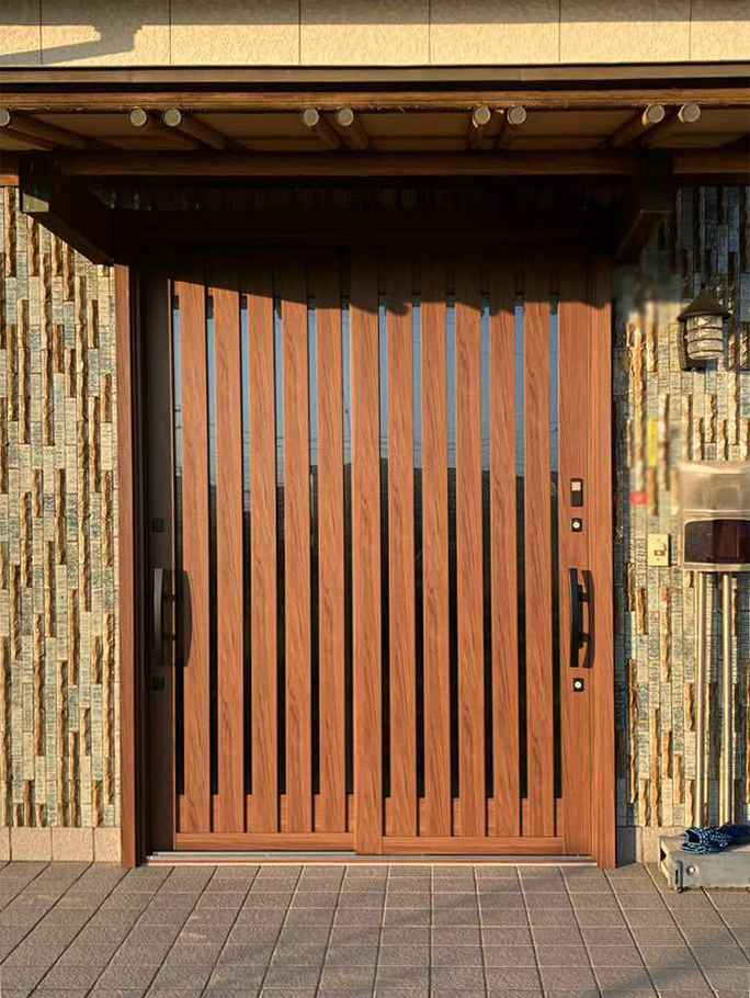 シートが剥がれてきていた玄関ドア🚪を綺麗に😊✨